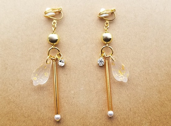 花びらとスティックガラスビーズのイヤリング（B）