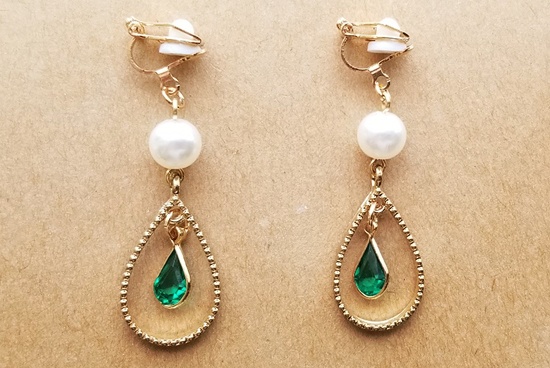 二重ドロップとパールビーズのイヤリング（エメラルド）