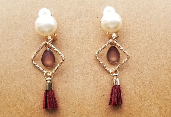 パールカボションとミニタッセルのイヤリング（B）