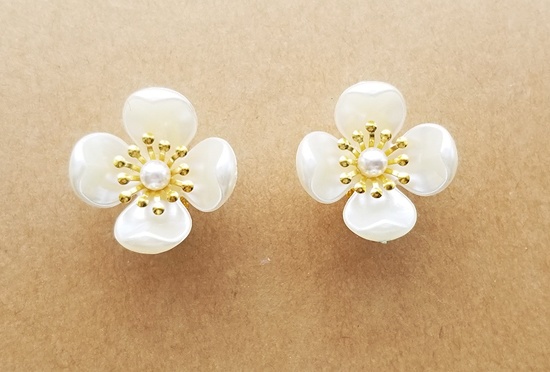 パール花びらのイヤリング