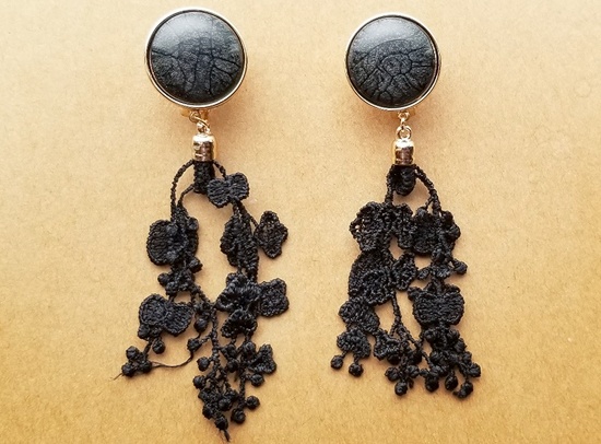 ラウンドカボションとフラワーレースのイヤリング（B）