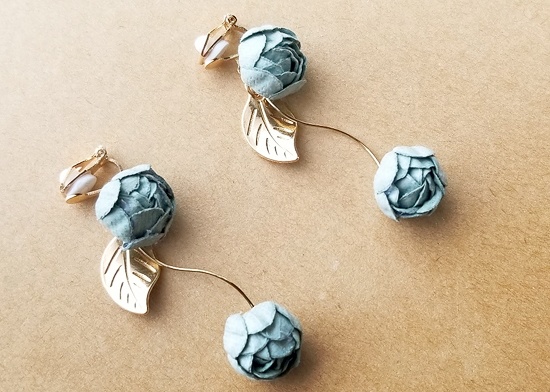 薔薇のつぼみとメタルリーフのイヤリング(B)