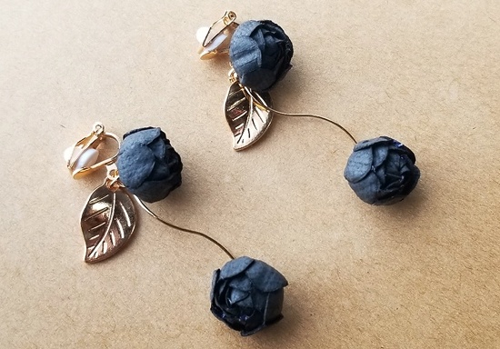 薔薇のつぼみとメタルリーフのイヤリング(C)