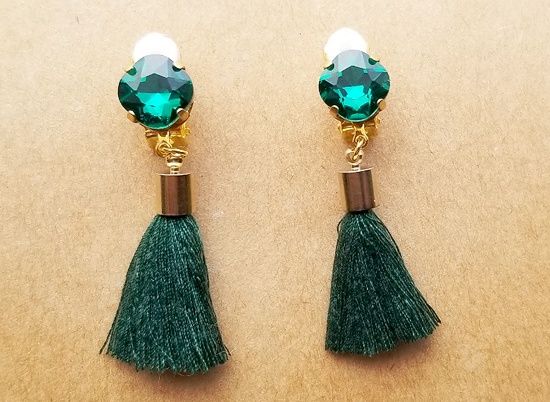 大粒ビジューカボションとタッセルのイヤリング（B）