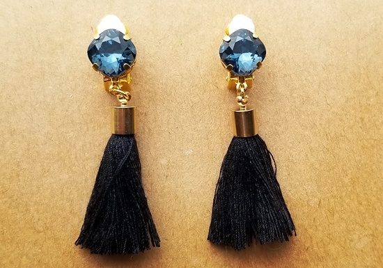 大粒ビジューカボションとタッセルのイヤリング（F）