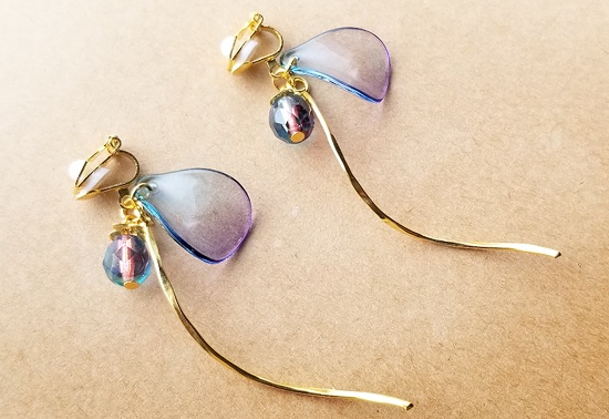 グラデーションガラスと花びらのイヤリング(A)