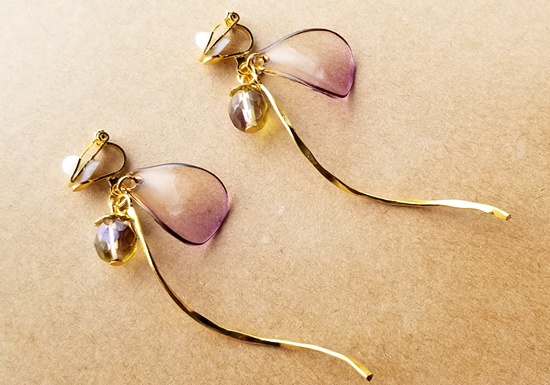 グラデーションガラスと花びらのイヤリング(B)