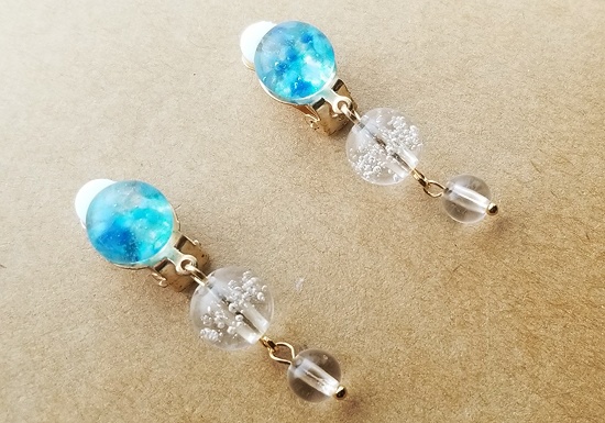 マーブルガラスナギットと泡玉ビーズのイヤリング(ソーダ)