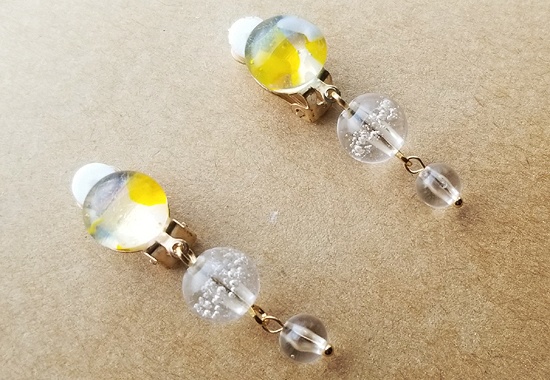 マーブルガラスナギットと泡玉ビーズのイヤリング(レモン)