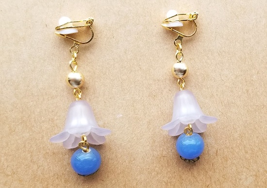 ベルフラワーとガラス玉のイヤリング（B）