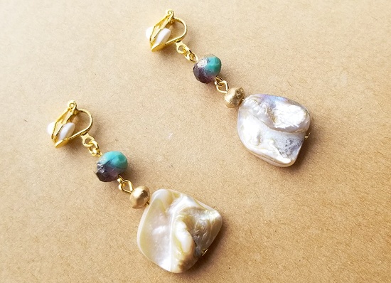 シェルとチェコビーズのイヤリング(ブラウンシェル)