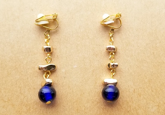 金さざれとガラス玉のイヤリング（B）