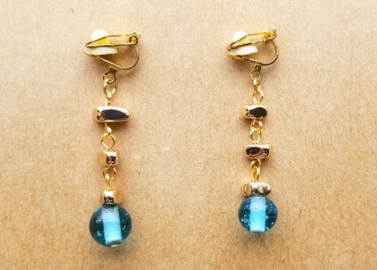 金さざれとガラス玉のイヤリング（C）