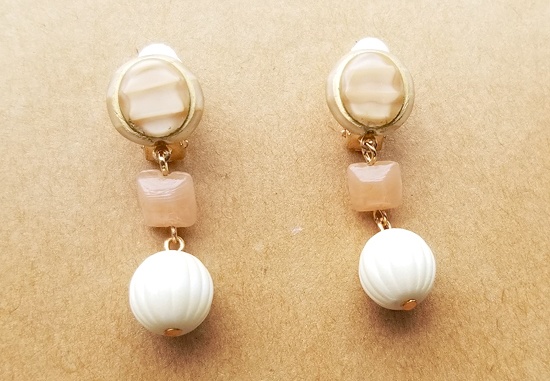 チェコボタンビーズとヴィンテージビーズのイヤリング（ベージュA）