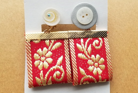 レトロボタンカボションとリボンのアシンメトリーイヤリング（F）