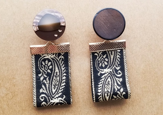 レトロボタンカボションとリボンのアシンメトリーイヤリング（K）