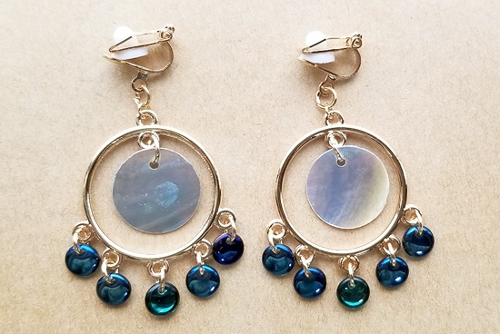 チェコビーズとシェルプレートのイヤリング（B）