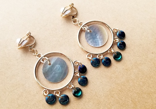 チェコビーズとシェルプレートのイヤリング(B)