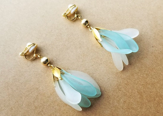 ふんわり花びらのイヤリング(blue)