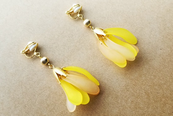 ふんわり花びらのイヤリング(yellow)