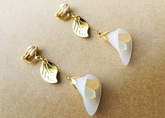 揺れるカラーリリーのイヤリング