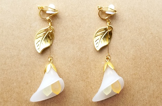 揺れるカラーリリーのイヤリング