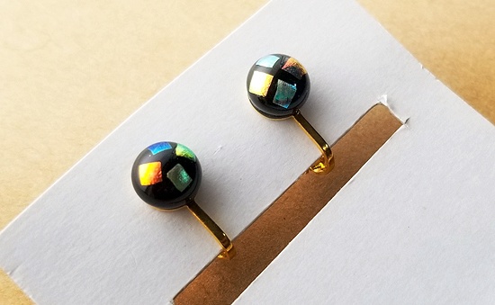 ダイクロガラスカボションのイヤリング