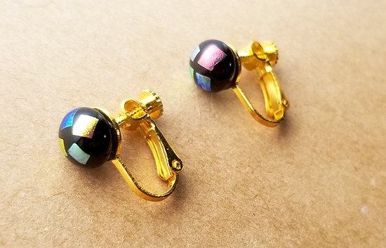 ダイクロガラスカボションのイヤリング