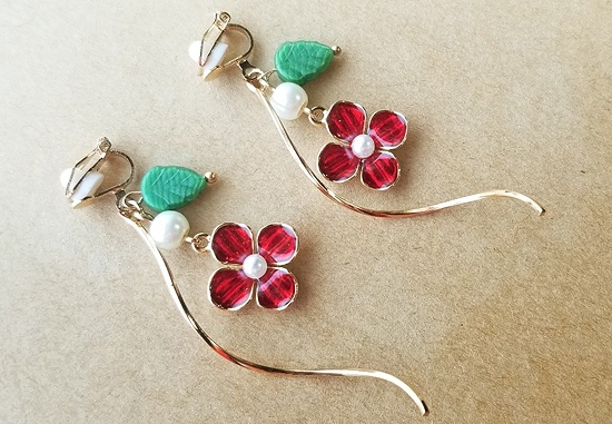 レトロな紫陽花のイヤリング(レッド)