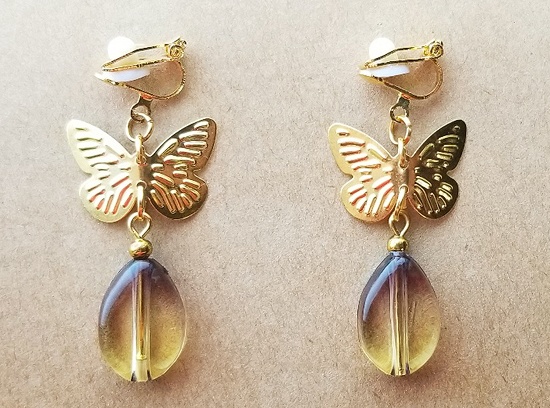 ヴィトライユビーズとバタフライパーツのイヤリング（C）