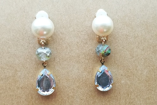 パールカボションとビジュードロップのイヤリング（B）