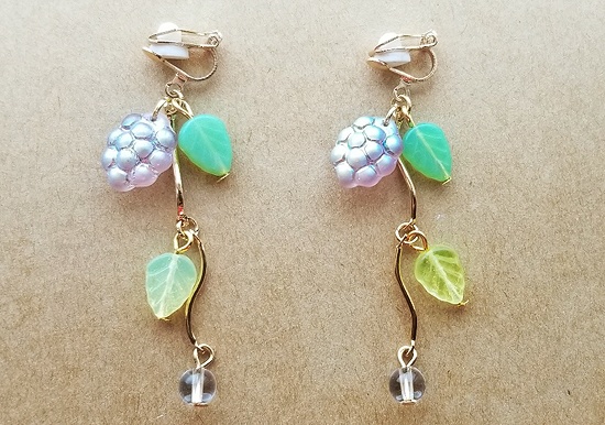 ガラスのくだものイヤリング（ぶどう）