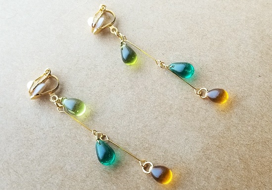 チェコドロップビーズの雨垂れイヤリング(グリーンミックス)