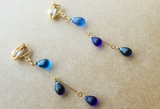 チェコドロップビーズの雨垂れイヤリング(ブルーミックス・濃)