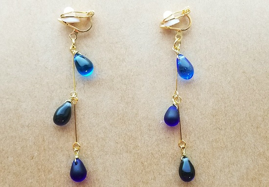 チェコドロップビーズの雨垂れイヤリング（ブルーミックス・濃）