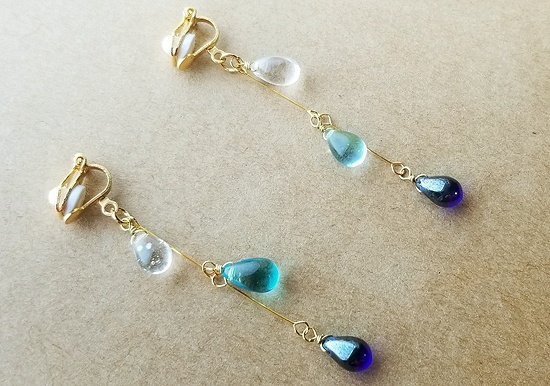 チェコドロップビーズの雨垂れイヤリング(ブルーミックス)