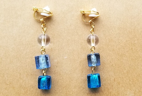 キューブガラスのイヤリング（ブルー）