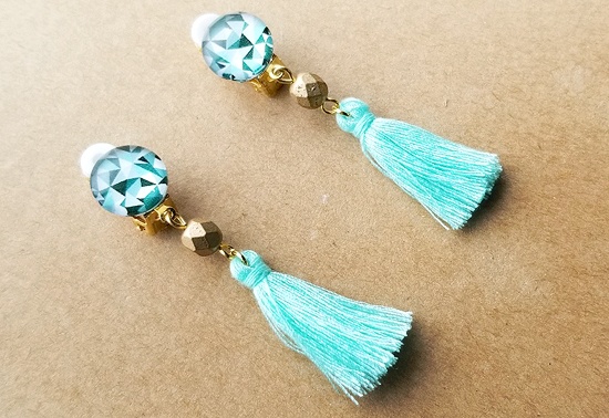 ガラスカボションとタッセルのイヤリング(モザイク・ミントブルー)