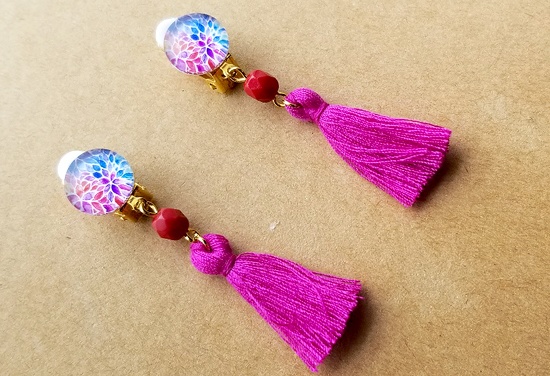ガラスカボションとタッセルのイヤリング(花火・マゼンタ)