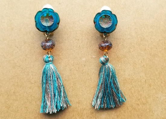 チェコフラワーカボションとタッセルのイヤリング（A）