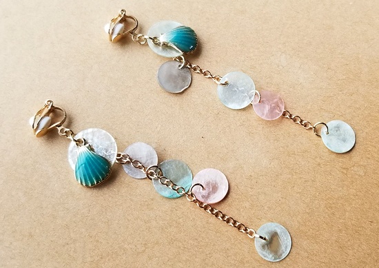 ラウンドシェルプレートのイヤリング