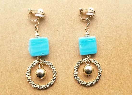 スカイブルーのイヤリング（スクエア・B）