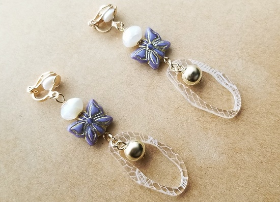 チェコビーズとアクリルレースチャームのイヤリング