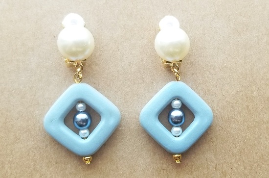 パールカボションとマットカラーフープのイヤリング（square）