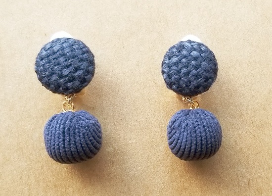 ニットカボションとコーデュロイボールのイヤリング（navy）