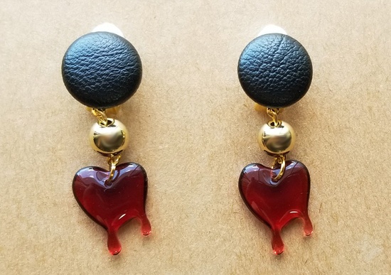 フェイクレザーカボションとメルティハートのイヤリング