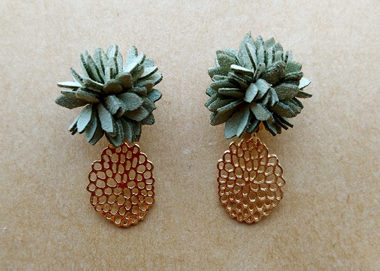 スエードフラワーのイヤリング（A）