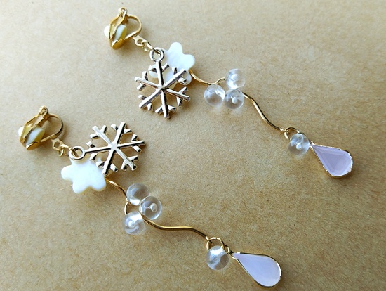 雪解け結晶のイヤリング