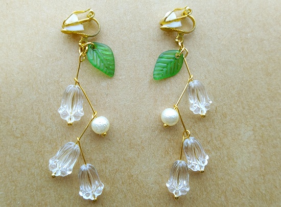 氷のすずらんイヤリング