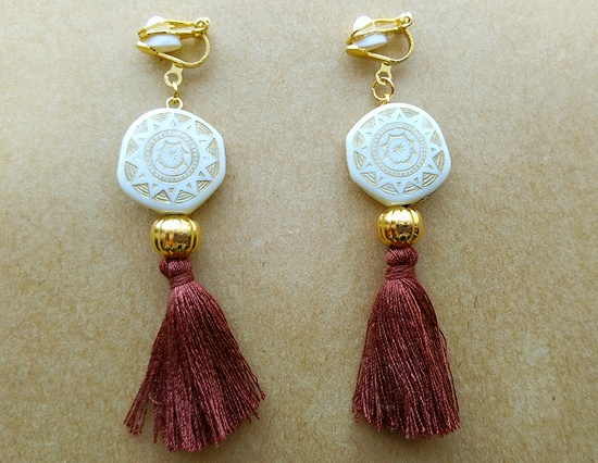 エスニック柄パーツとコットンタッセルのイヤリング(ivory)